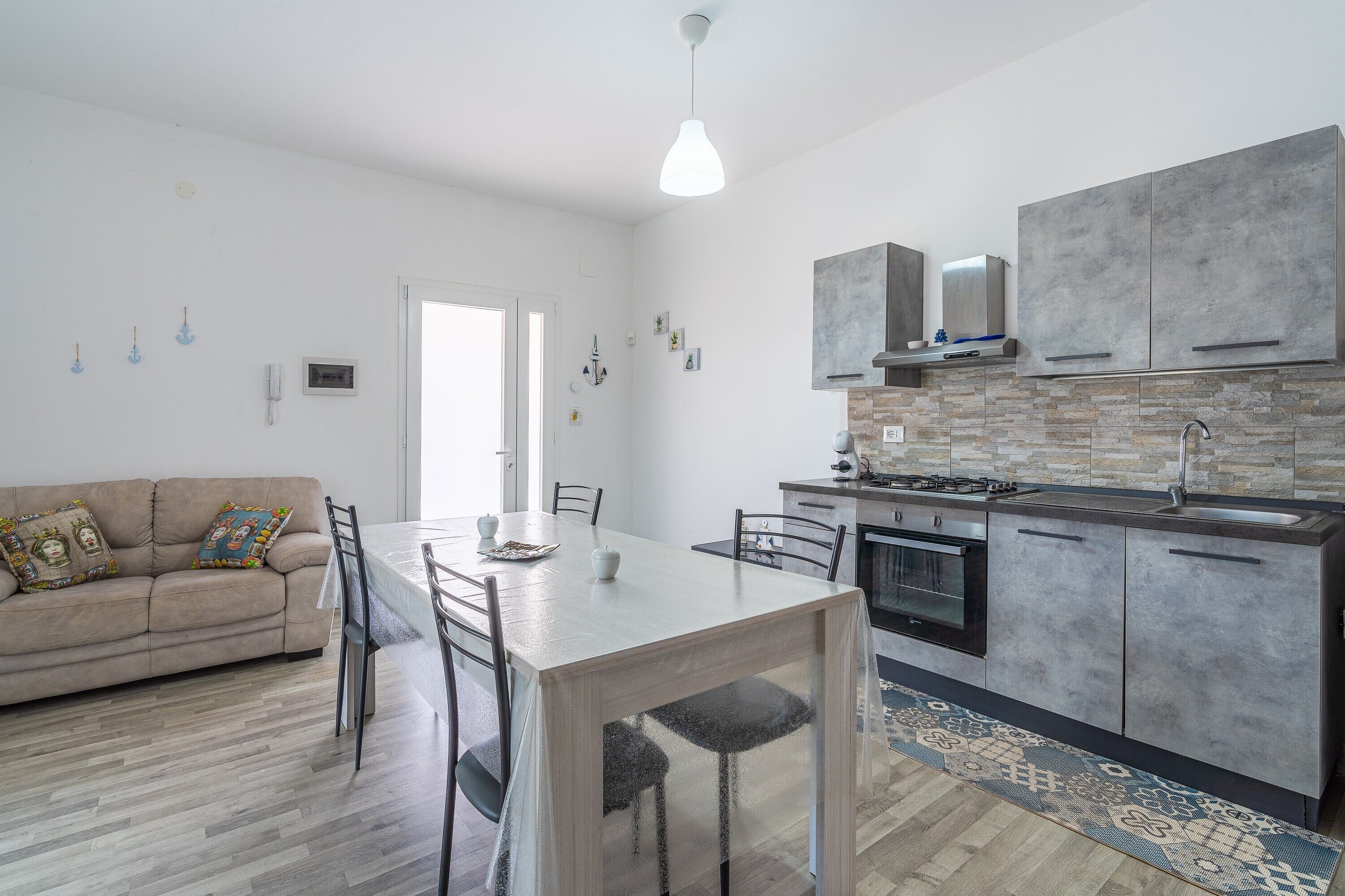 Refrigerador, horno, parrilla de estufa y cafetera y tetera 