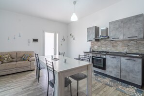 Geladeira, fogão, cooktop, cafeteira/chaleira