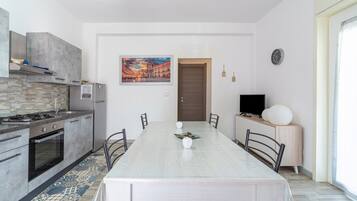 Kühlschrank, Ofen, Herdplatte, Wasserkocher mit Kaffee-/Teezubehör