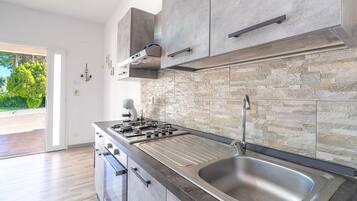 Kühlschrank, Ofen, Herdplatte, Wasserkocher mit Kaffee-/Teezubehör