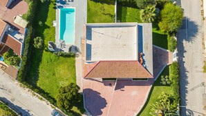 An aerial view of a property with a swimming pool, a covered patio, and a large open driveway. - Apartment 'Mare Vista Piscina' with Sea View, Wi-Fi and Air Conditioning (Fontane Bianche)