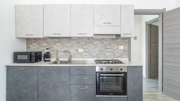 Frigorifero, microonde, forno, piano cottura