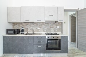 Frigorifero, microonde, forno, piano cottura