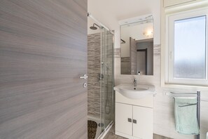 Shower, hair dryer, towels - Apartment 'Mare Vista Piscina' with Sea View, Wi-Fi and Air Conditioning (Fontane Bianche)