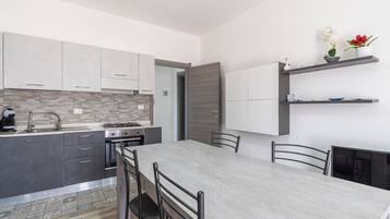 Frigorifero, microonde, forno, piano cottura