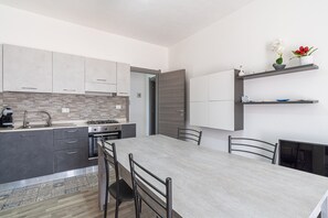 Frigorifero, microonde, forno, piano cottura