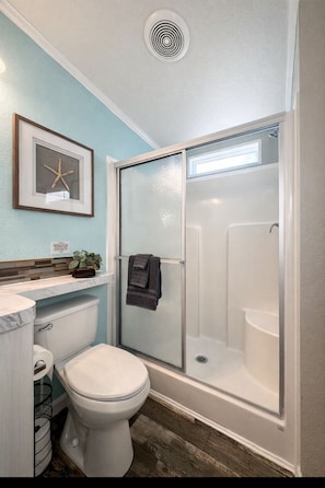 Shower, hair dryer, towels, soap - Rainbow River Bungalow M: Free River Access+Family&Pet Friendly! (Dunnellon)