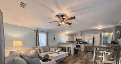 Rainbow River Bungalow M: Free River Access+Family&Pet Friendly!