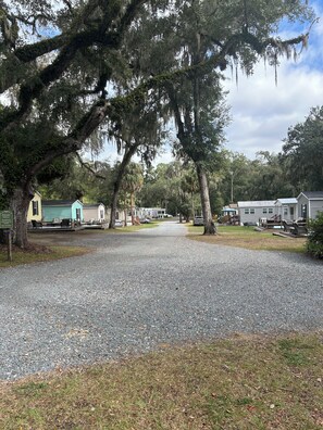 المنطقة المحيطة بالمنشأة