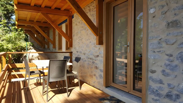 Outdoor dining - Lis Martagon Cottage in the Mountains (Font-Romeu-Odeillo-Via)