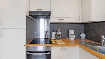 Een koelkast, een microgolfoven, een oven, een kookplaat