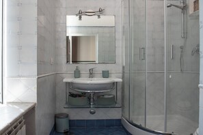 Dusche, Haartrockner, Bidet, Handtücher