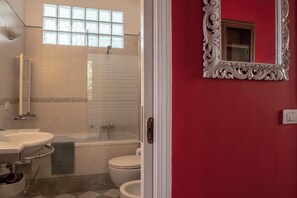 Shower, hair dryer, bidet, towels - Bohémien Rome (Roma)
