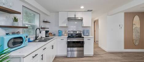 Jääkaappi, mikroaaltouuni, uuni, liesi