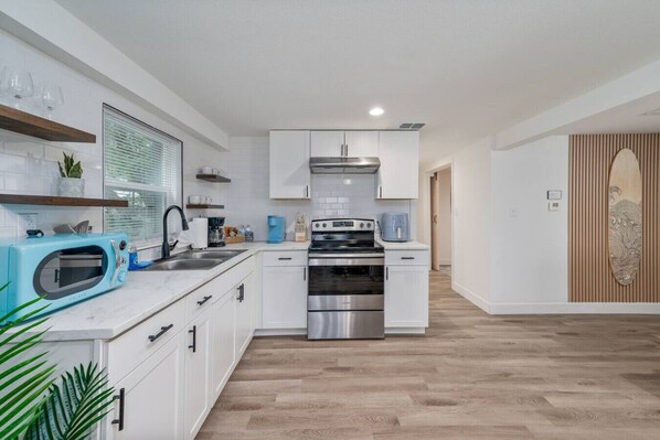 Geladeira, micro-ondas, fogão, cooktop