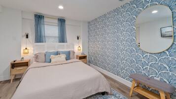 4 habitaciones, escritorio y tabla de planchar con plancha