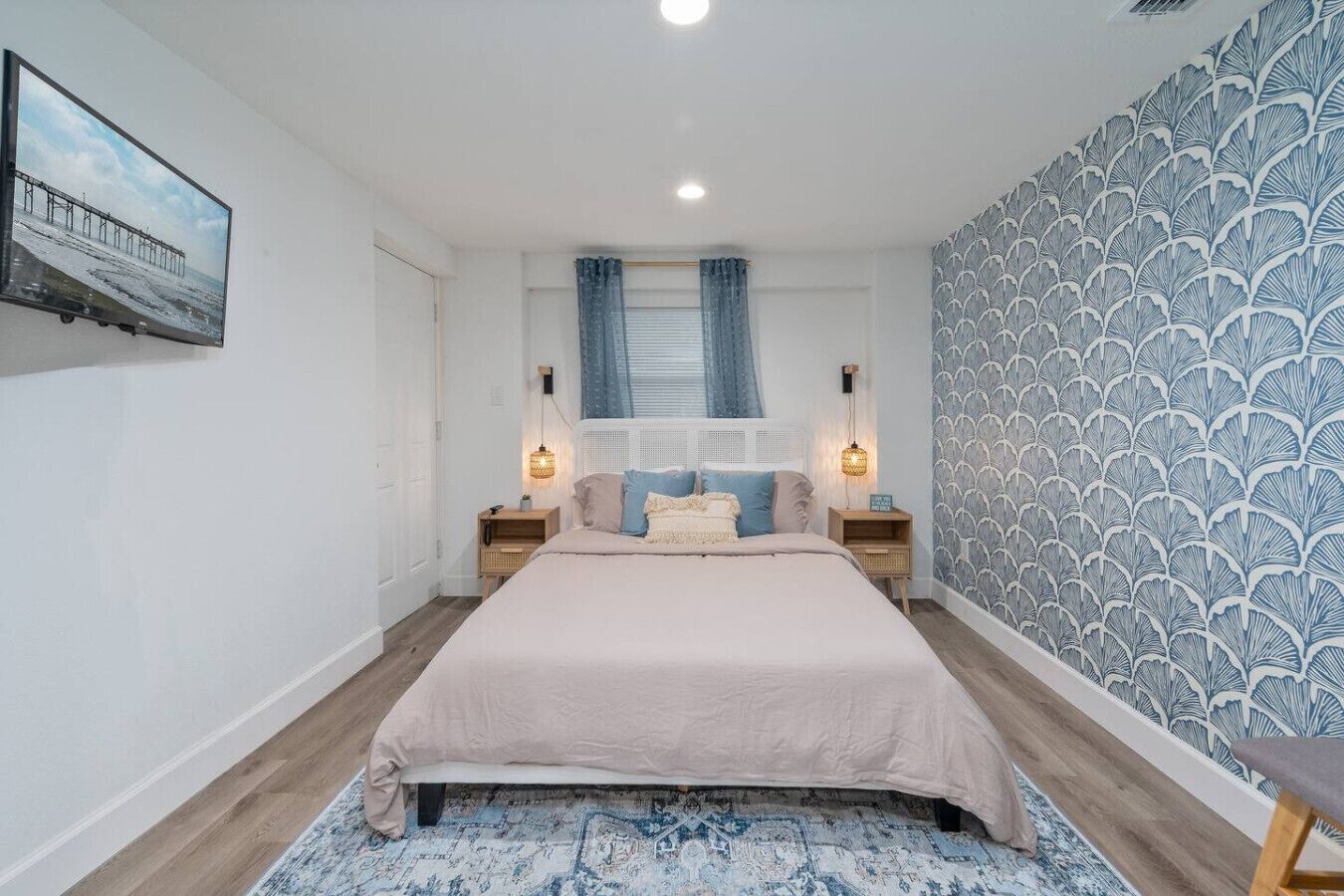 4 soverom, skrivebord, strykejern/-brett og reiseseng for barn