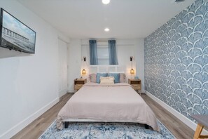 4 quartos, escrivaninha, ferros/tábuas de passar roupa, berço de viagem