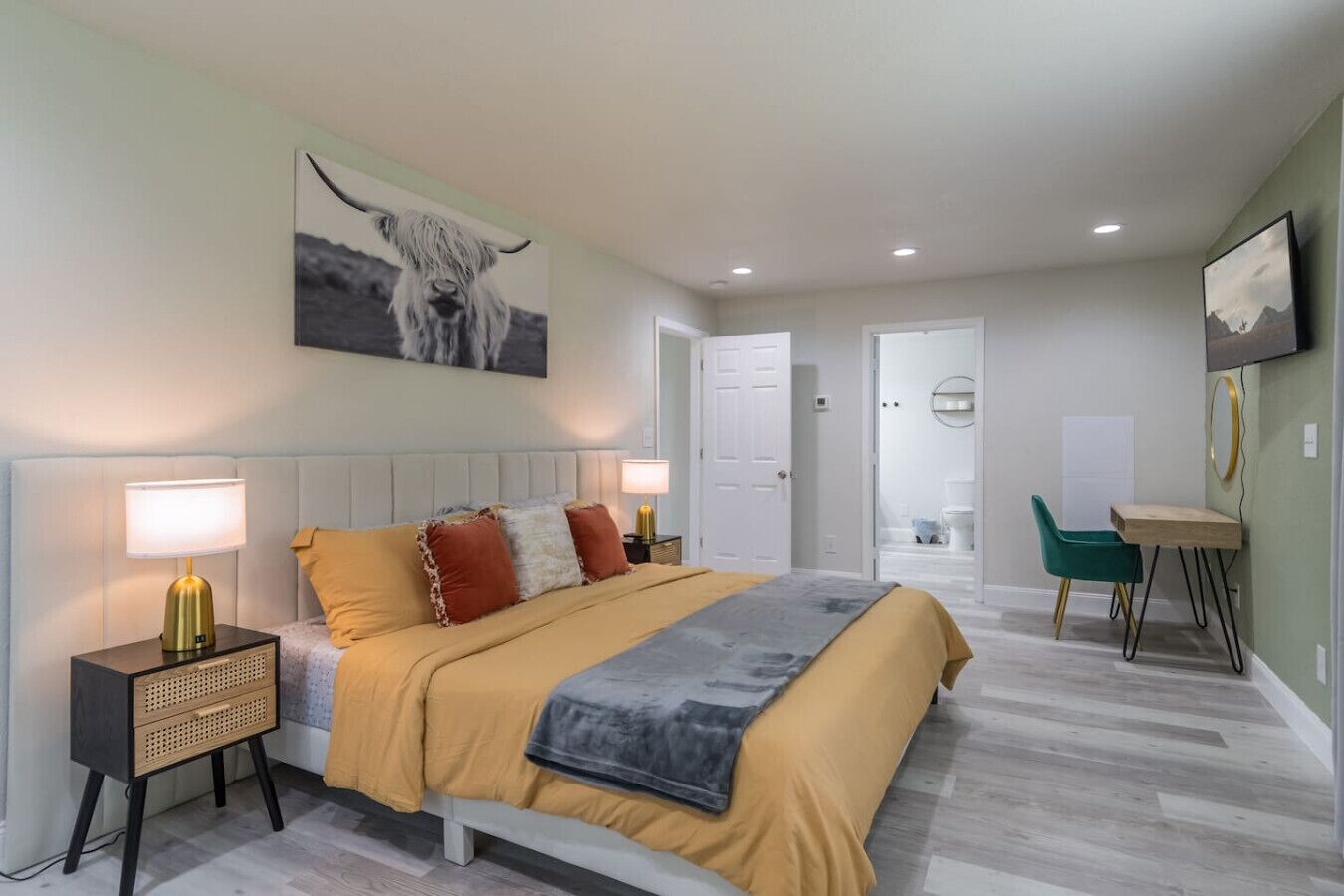 Een bureau, een strijkplank/strijkijzer, reisbedje, wifi