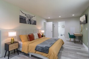 Een bureau, een strijkplank/strijkijzer, reisbedje, wifi