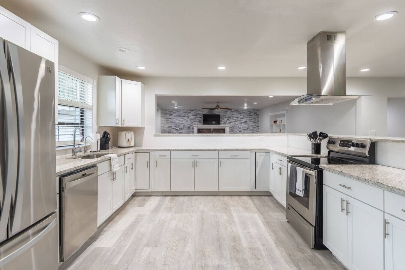 Een koelkast, een microgolfoven, een kookplaat, een vaatwasser