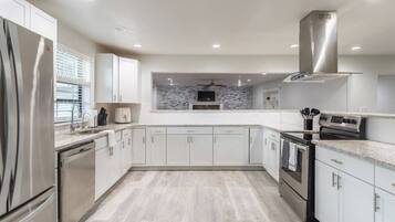 Een koelkast, een microgolfoven, een kookplaat, een vaatwasser