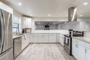 Een koelkast, een microgolfoven, een kookplaat, een vaatwasser