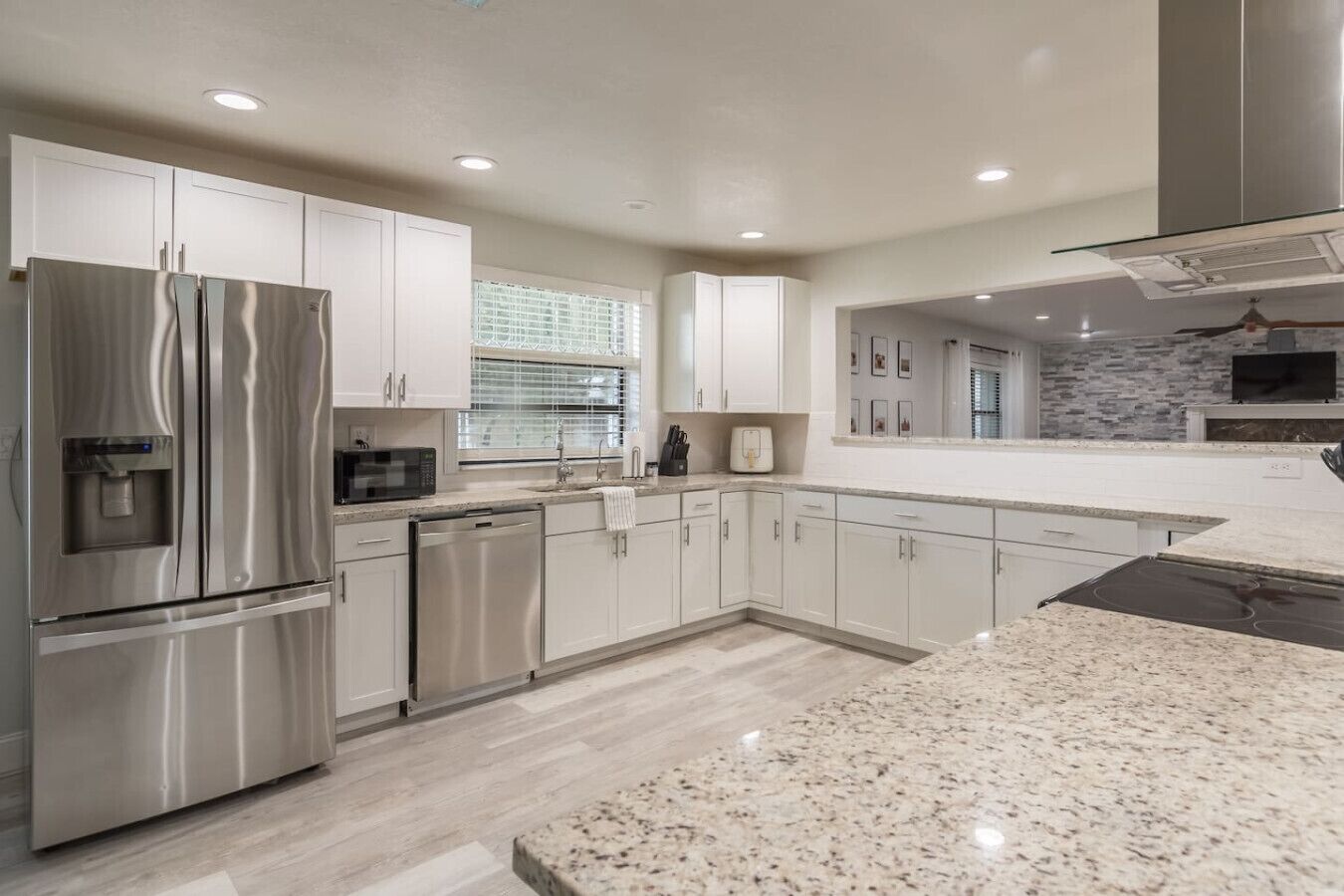 Fridge, microwave, stovetop, dishwasher