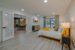 Työpöytä, silitysrauta/-lauta, vauvan matkasänky, Wi-Fi