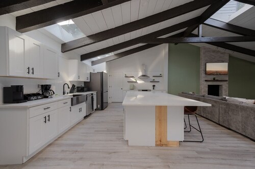 Entire Home+Pool+Ping Pong Table+Arcade