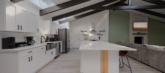 Entire Home+Pool+Ping Pong Table+Arcade