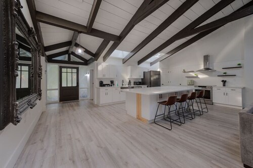 Entire Home+Pool+Ping Pong Table+Arcade