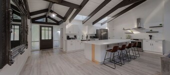 Entire Home+Pool+Ping Pong Table+Arcade