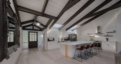 Entire Home+Pool+Ping Pong Table+Arcade