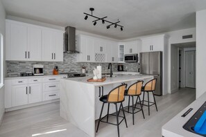 Een koelkast, een microgolfoven, een oven, een kookplaat