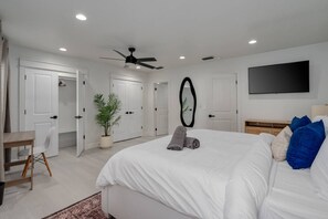 Desk, iron/ironing board, travel cot, WiFi - Lakefront Mansion with Pool and Pilates (Orlando)