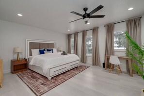 Een bureau, een strijkplank/strijkijzer, reisbedje, wifi