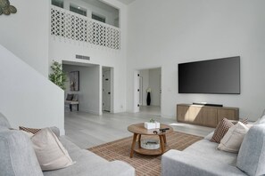 TV, books - Lakefront Mansion with Pool and Pilates (Orlando)