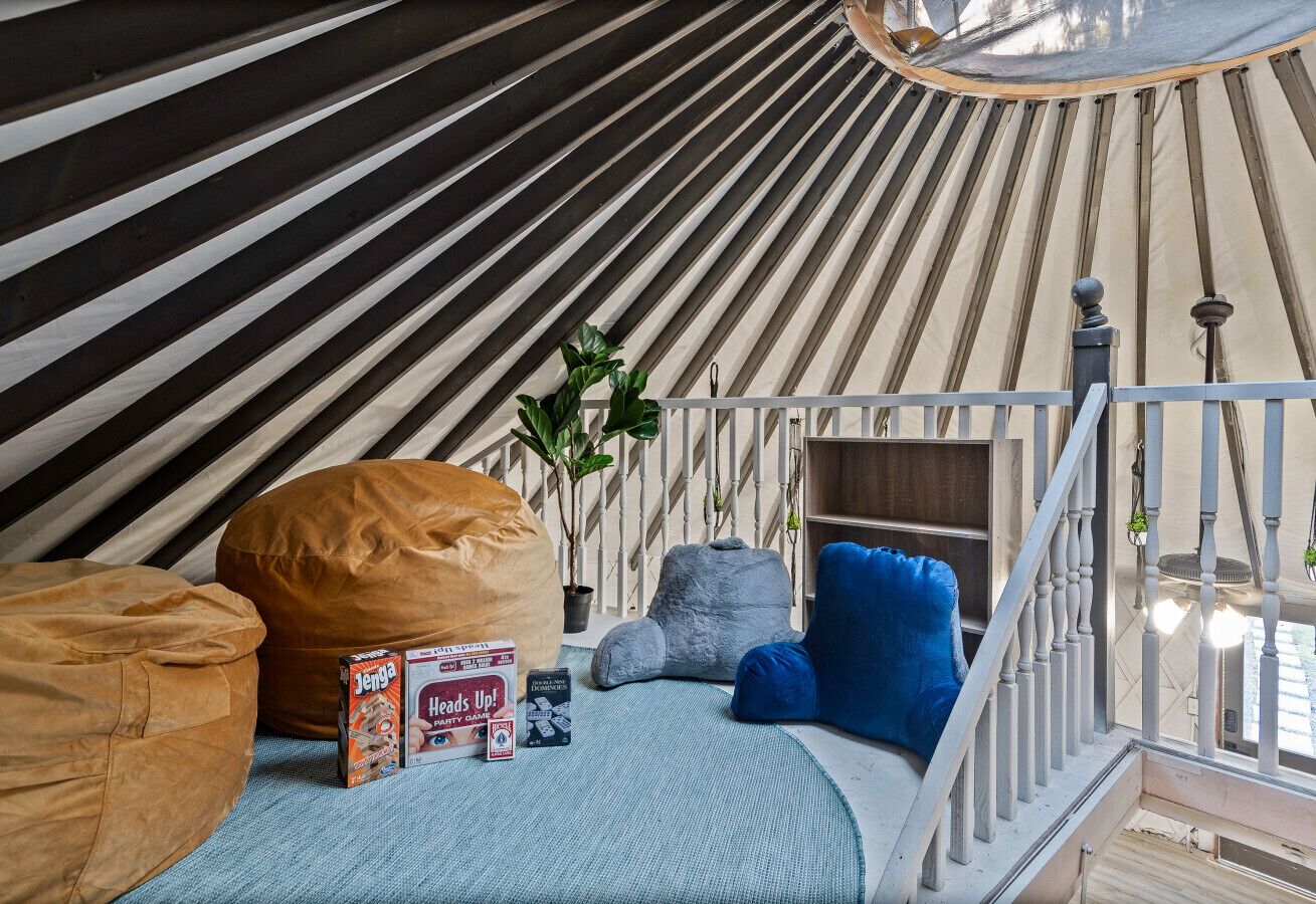 Skrivebord, strykejern/-brett, reiseseng for barn og wi-fi