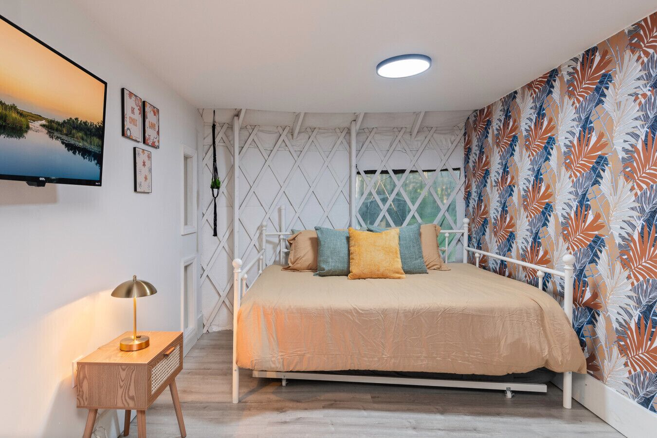 Escritorio, tabla de planchar con plancha, cuna de viaje y wifi 