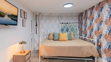 Desk, iron/ironing board, travel cot, WiFi