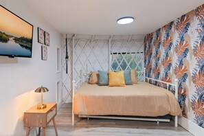 Schreibtisch, Bügeleisen/Bügelbrett, Reisekinderbett, WLAN