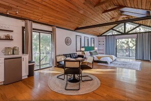 Skrivebord, strykejern/-brett, reiseseng for barn og wi-fi