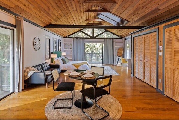 Skrivebord, strykejern/-brett, reiseseng for barn og wi-fi