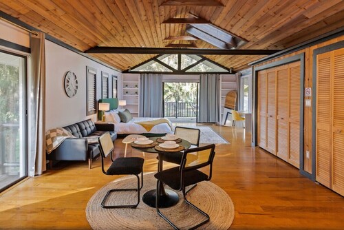 Romantic getaway. Cabin w/ Indoor Soaking Tub