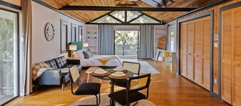 Romantic getaway. Cabin w/ Indoor Soaking Tub