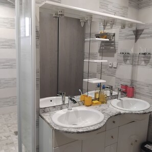 Asciugacapelli, asciugamani, sapone, carta igienica