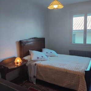 3 bedrooms, iron/ironing board, free WiFi, bed sheets - House 115m² with swimming pool, 20 min from Bordeaux center Tram 500m. (Eysines)