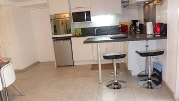 Køleskab, mikrobølgeovn, ovn, kogeplade