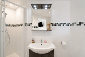 Shower, free toiletries, hair dryer